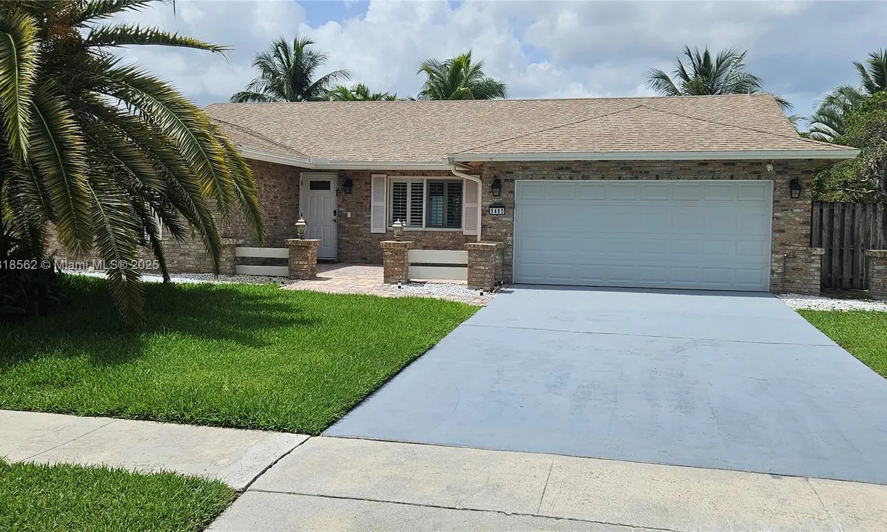 9480 NW 10th St, Plantation FL 33322