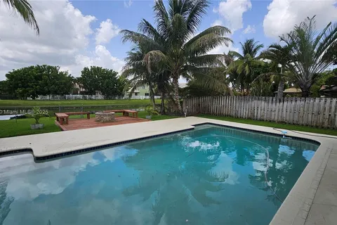 9480 NW 10th St, Plantation FL 33322
