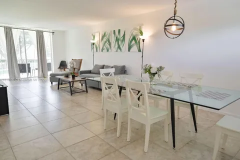 8901 S Hollybrook Blvd # 206, Pembroke Pines FL 33025