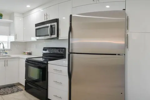 8901 S Hollybrook Blvd # 206, Pembroke Pines FL 33025