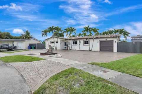 8540 NW 182nd St, Hialeah FL 33015