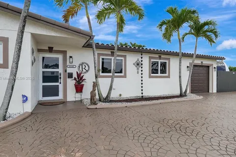 8540 NW 182nd St, Hialeah FL 33015