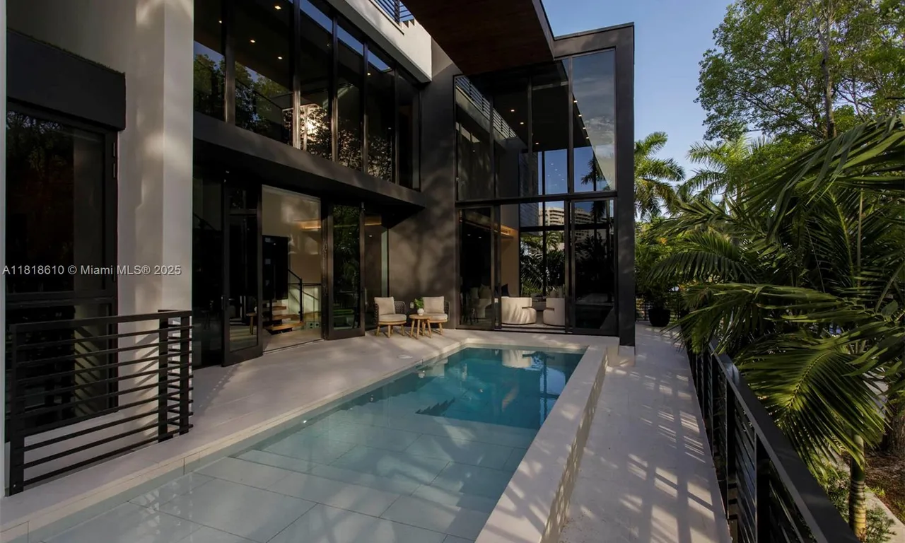 3571 Fair Isle St, Miami FL 33133