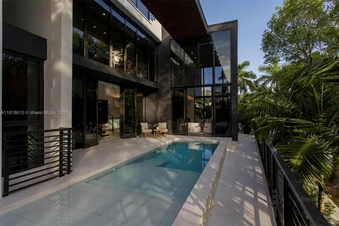 3571 Fair Isle St, Miami FL 33133
