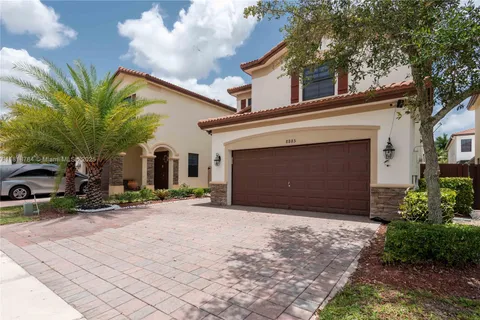 8885 NW 100th Pl, Doral FL 33178