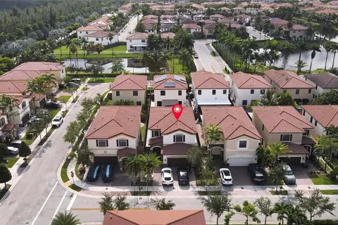 8885 NW 100th Pl, Doral FL 33178