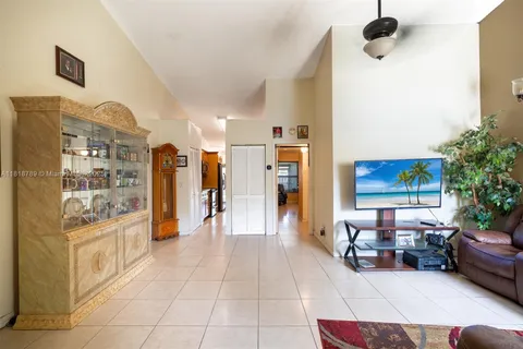 7382 NW 34th St, Lauderhill FL 33319