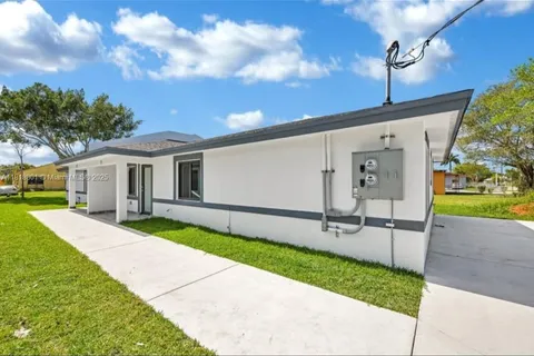 673 NW 14th St, Florida City FL 33034