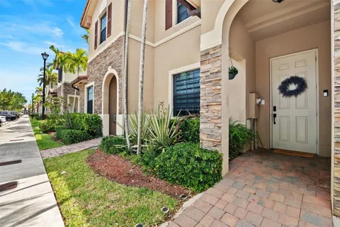 9362 W 33rd Ln, Hialeah FL 33018