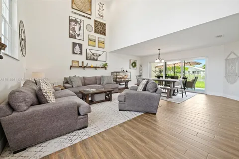 10596 SW 12th Mnr, Pembroke Pines FL 33025