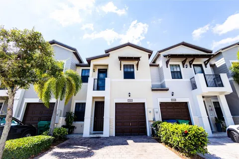 10464 NW 61st St, Doral FL 33178