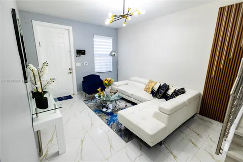 10464 NW 61st St, Doral FL 33178