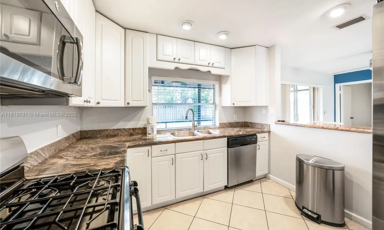 9523 NW 26th St, Sunrise FL 33322