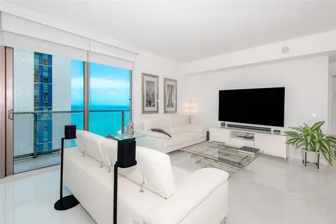 300 S Biscayne Blvd # 2516, Miami FL 33131