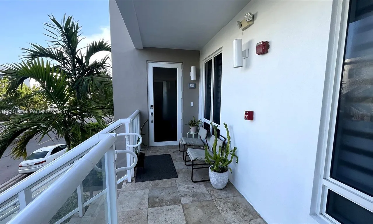 6415 NW 102nd Path # 211, Doral FL 33178