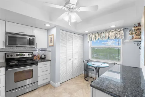 7608 NW 18th St # 405, Margate FL 33063