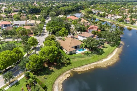 643 Lake Blvd, Weston FL 33326