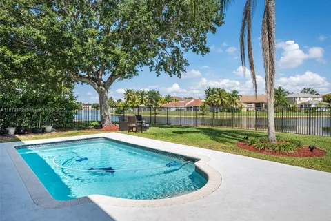 643 Lake Blvd, Weston FL 33326