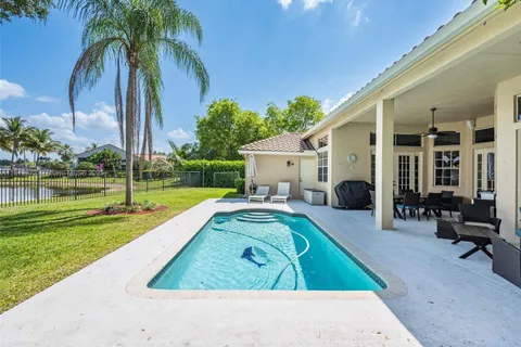 643 Lake Blvd, Weston FL 33326