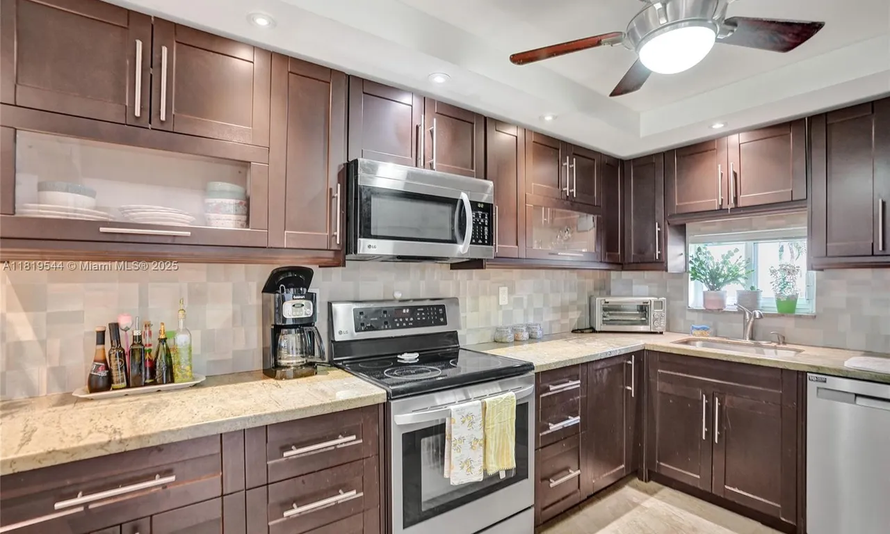 9410 N Hollybrook Lake Dr # 102, Pembroke Pines FL 33025