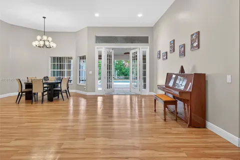 782 Lake Blvd, Weston FL 33326