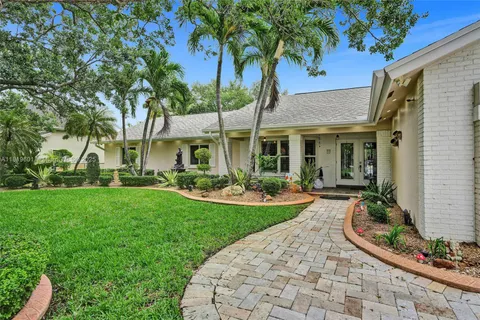 411 NW 201st Ave, Pembroke Pines FL 33029