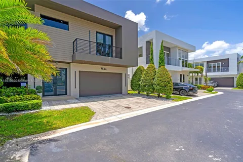 7534 NW 98th Ave, Doral FL 33178