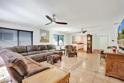 1911 Dewey St, Hollywood FL 33020