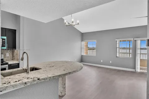 2811 N Oakland Forest Dr # 308, Oakland Park FL 33309