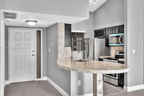 2811 N Oakland Forest Dr # 308, Oakland Park FL 33309