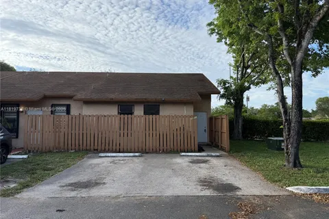 6703 NW 192nd Ter, Hialeah FL 33015