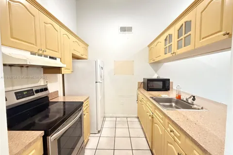 6703 NW 192nd Ter, Hialeah FL 33015
