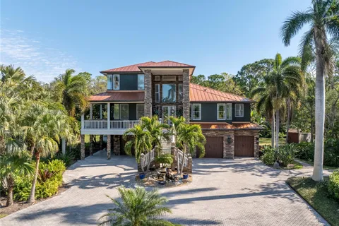 8755 Commodore Dr, Seminole FL 33776