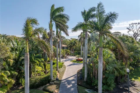 8755 Commodore Dr, Seminole FL 33776