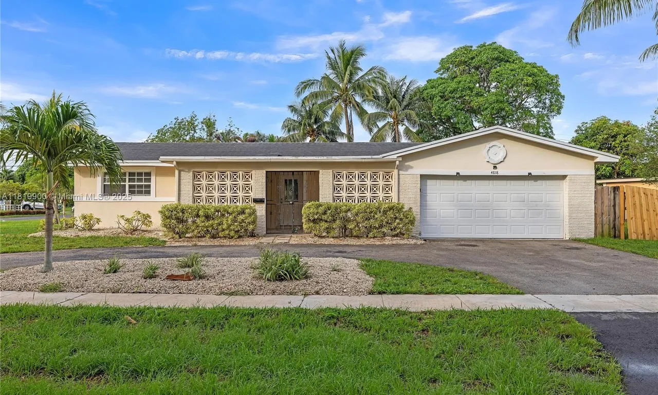 4818 NW 8th St, Plantation FL 33317