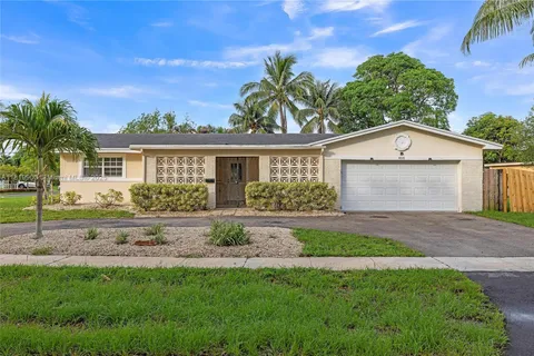4818 NW 8th St, Plantation FL 33317