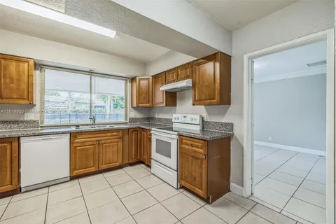 4818 NW 8th St, Plantation FL 33317