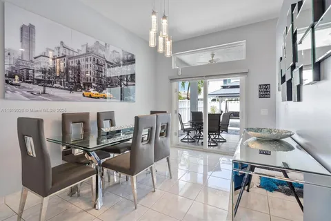 912 Tanglewood Cir, Weston FL 33327