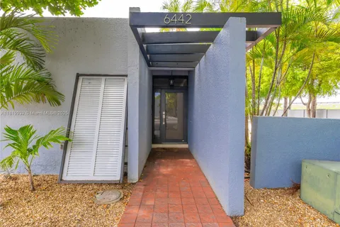 6442 Milk Wagon Ln, Miami Lakes FL 33014