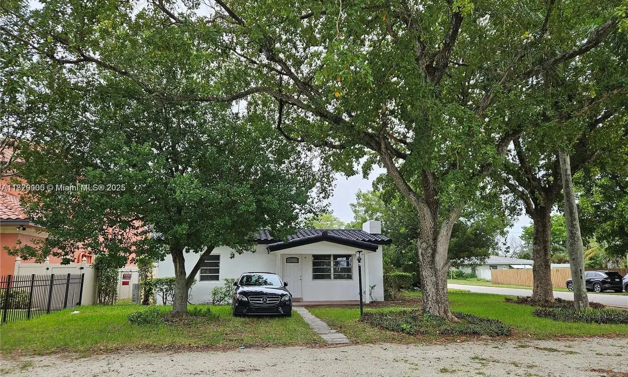 700 NE 7th St, Pompano Beach FL 33060