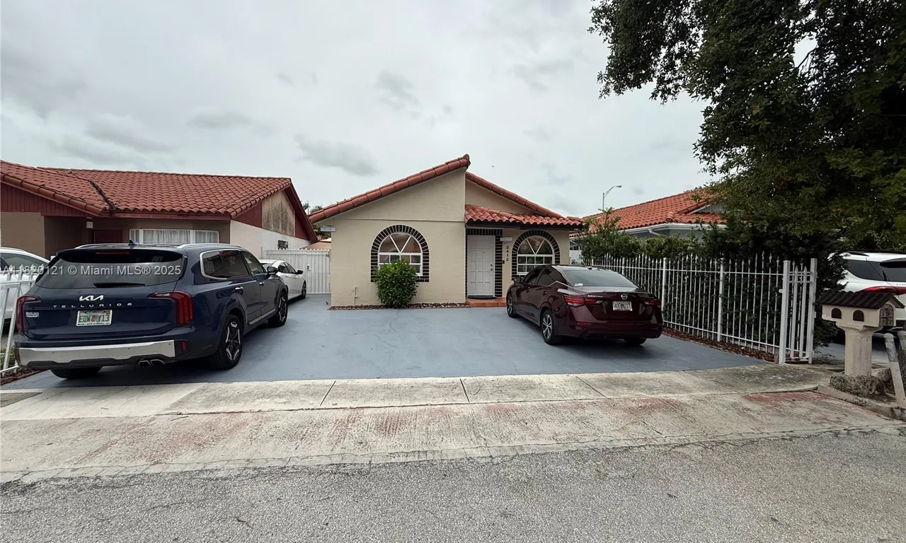 2413 W 73rd Pl, Hialeah FL 33016