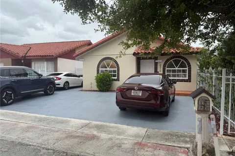 2413 W 73rd Pl, Hialeah FL 33016