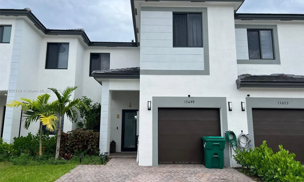 13649 SW 157th Pl, Miami FL 33196