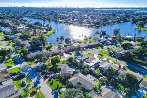 8430 NW 15th Ct, Pembroke Pines FL 33024