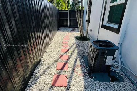 872 NW 16th Ter, Fort Lauderdale FL 33311