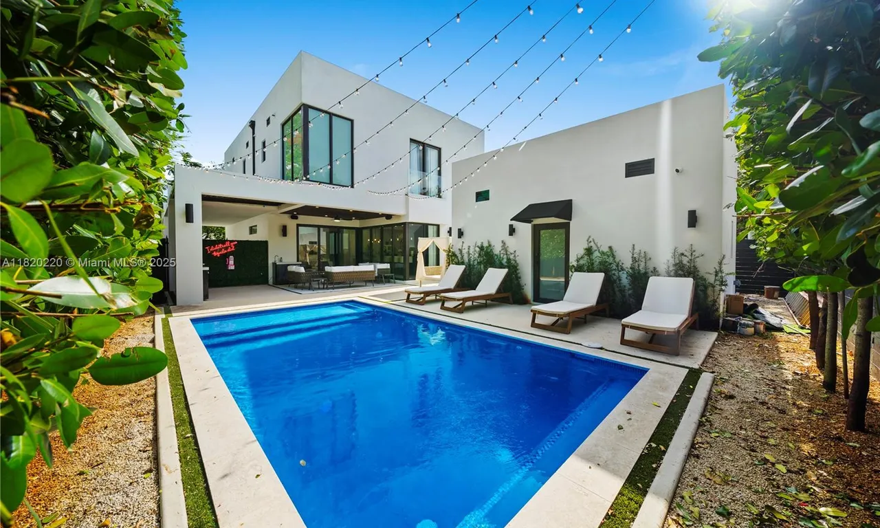 550 NW 42nd St, Miami FL 33127