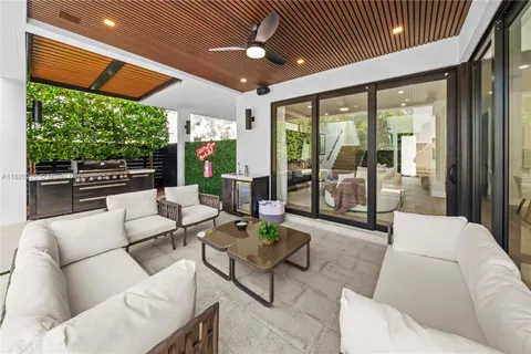 550 NW 42nd St, Miami FL 33127