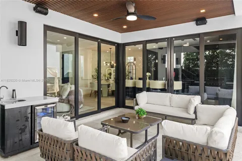 550 NW 42nd St, Miami FL 33127