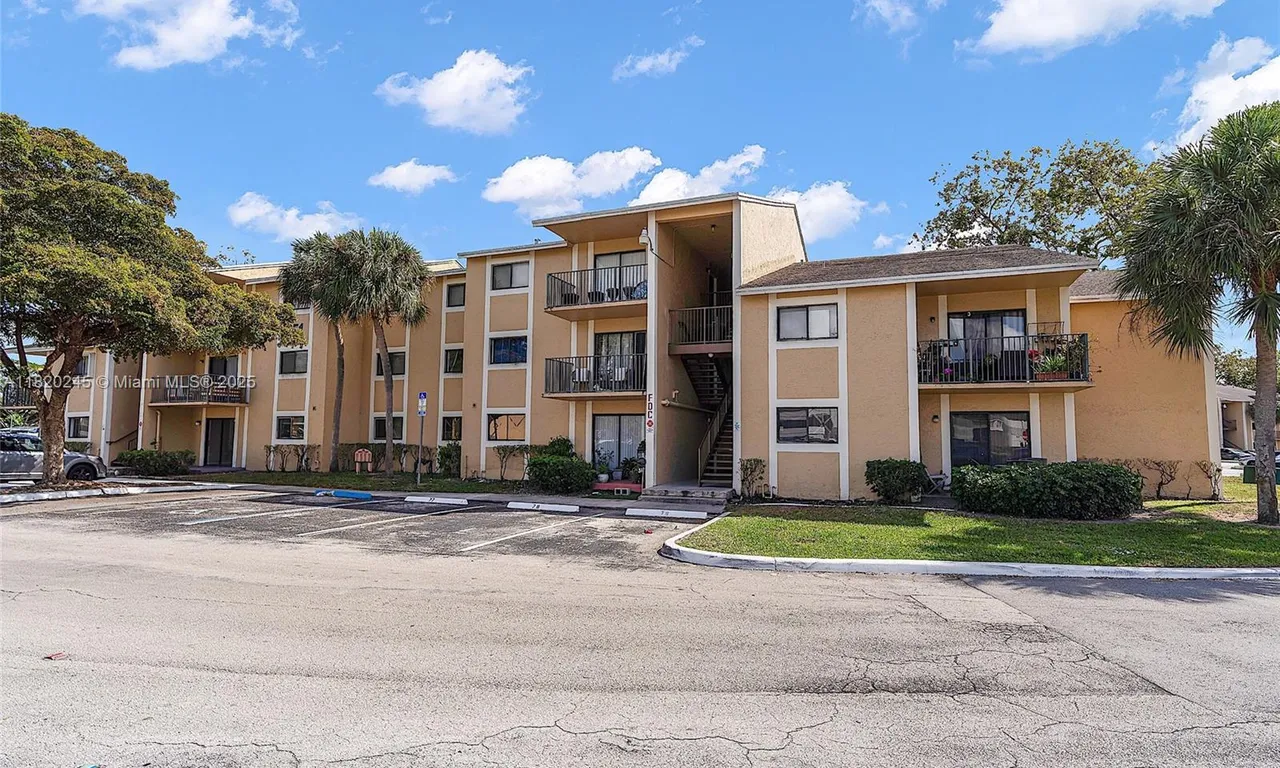 251 W Palm Cir W # 207, Pembroke Pines FL 33025