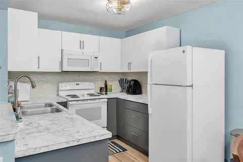 251 W Palm Cir W # 207, Pembroke Pines FL 33025